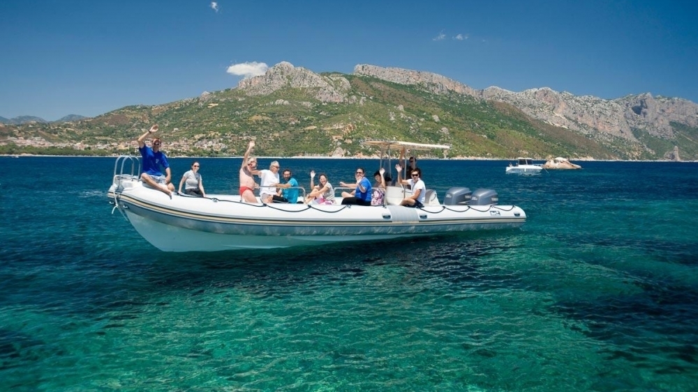 Escursioni in Gommone con Skipper - STS Ogliastra