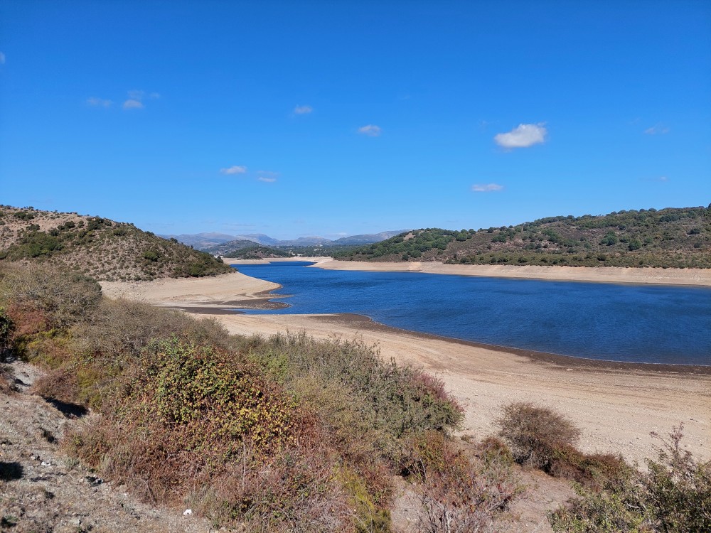 Si costeggia il lago del Flumendosa - STS Ogliastra