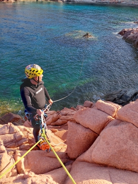 Scopri cosa è il Coasteering - STS Ogliastra 