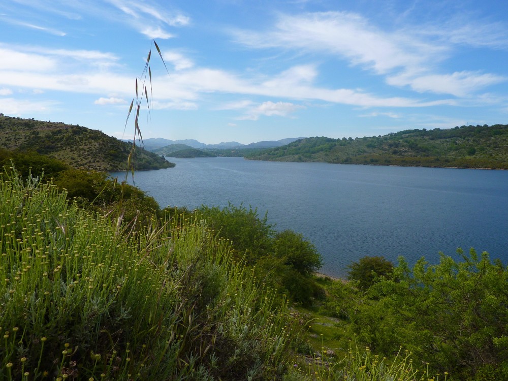 Il longe le lac Flumendosa - STS Ogliastra - Info & Tours 